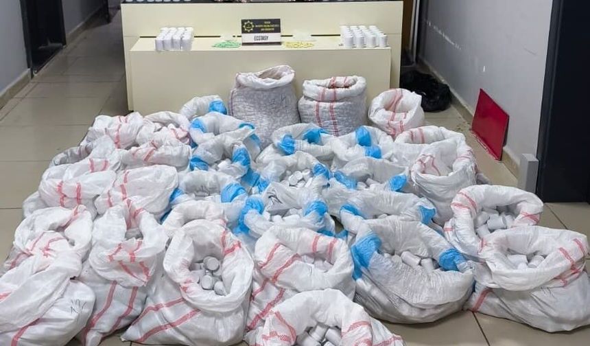 Mersin'de hastane otoparkındaki araçta 256 binden fazla sentetik ecza hap ele geçirildi: 4 gözaltı
