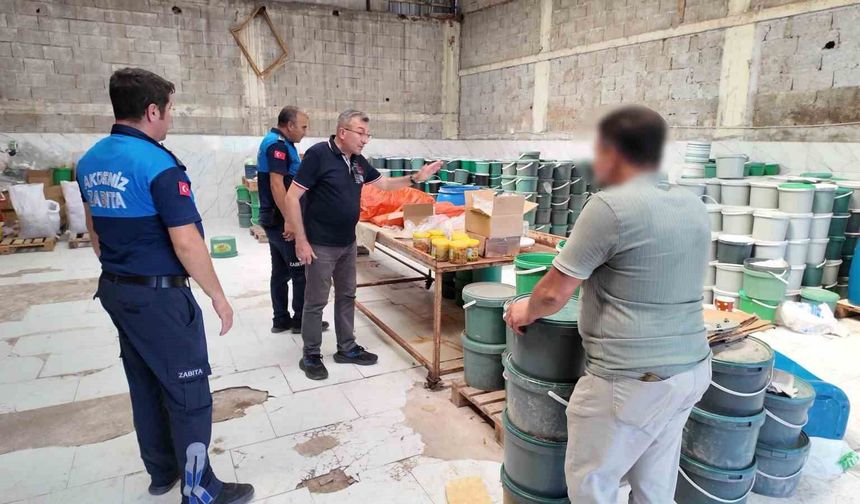 Mersin'de sağlıksız şartlarda üretilen tonlarca turşuya el konuldu