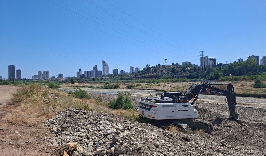 Mersin'de sel ve taşkın riskine karşı dere ıslahı çalışmaları sürüyor