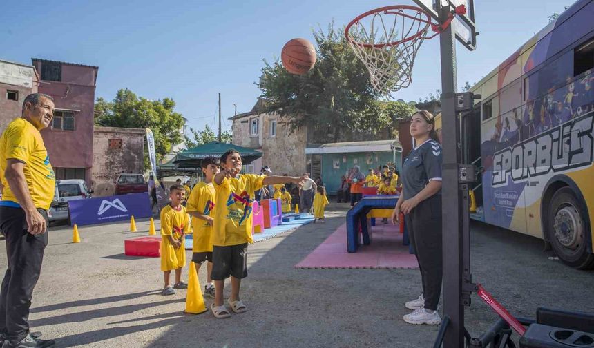 Mersin'de Sporbüs ile 26 bin çocuk sporla buluştu