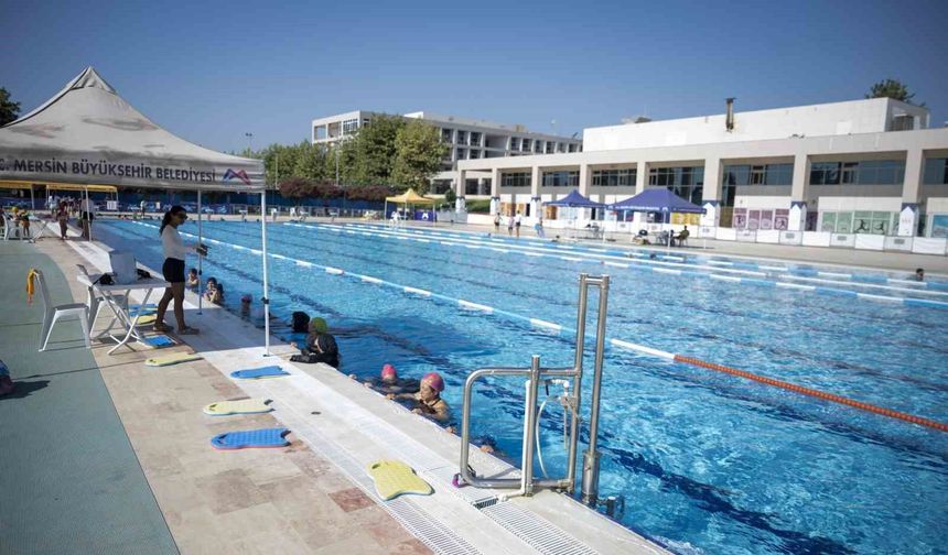 Mersin'de ücretsiz yüzme kurslarında 4 bin 200 kişi eğitim aldı
