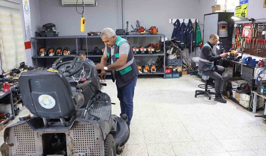 Mobilyalarını kendisi üretiyor