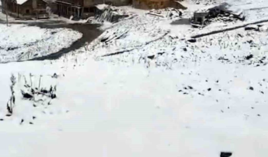 Rize'nin yaylalarına Eylül'de kış geldi, 3 bin 100 metre yükseklikte bulunan Tahpur Yaylası beyaza büründü