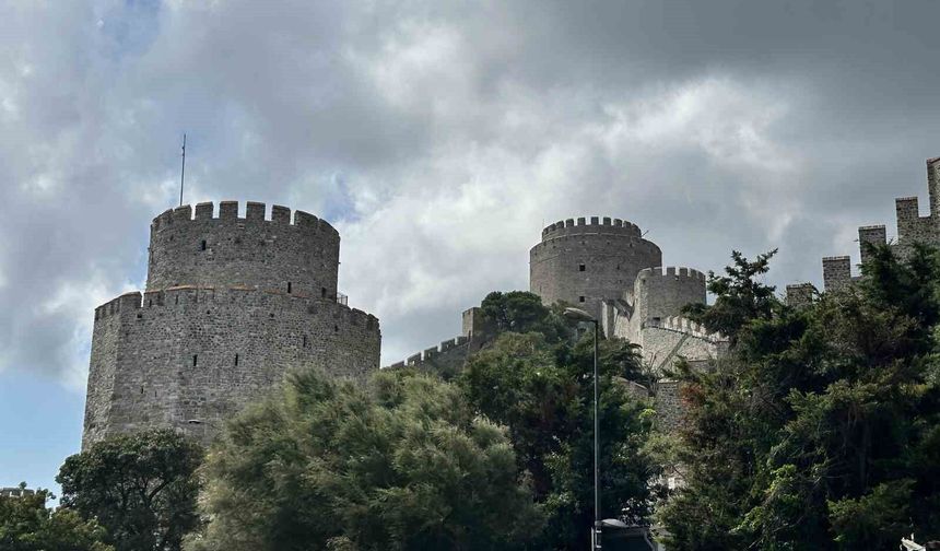 Rumeli Hisarı'ndaki bitmeyen restorasyona tepki: '90 günde yapıldı, 6,5 yıldır bitirilemiyor'