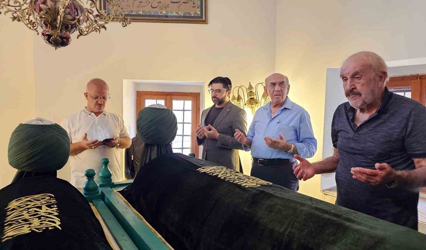 Şeyh İbrahim Tennuri Türbesi'nin puşide ve destarları yenilendi