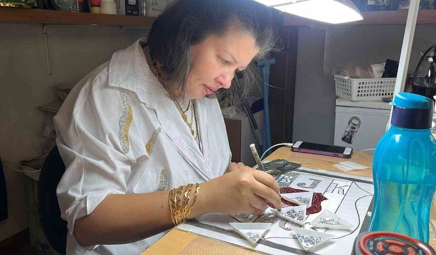Sosyal medyada gördüğü, işi oldu: Kristal cam taşları ilmek ilmek işliyor