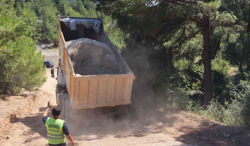 Tarsus'un kırsal mahallelerinde ulaşım için yol mesaisi