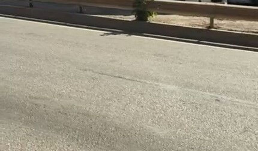 Ters şeride giren servis minibüsü tehlike saçtı
