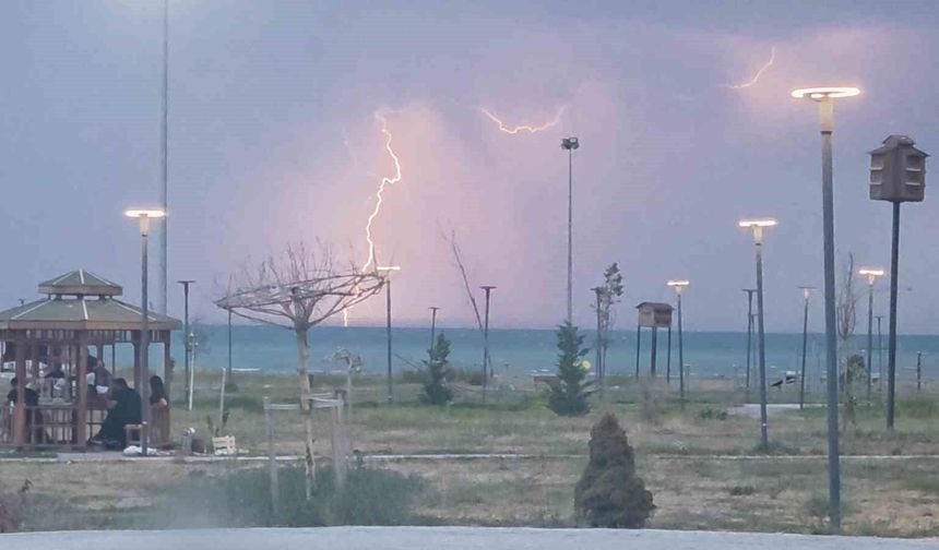 Van'da yağmur ve şimşekler geceyi aydınlattı