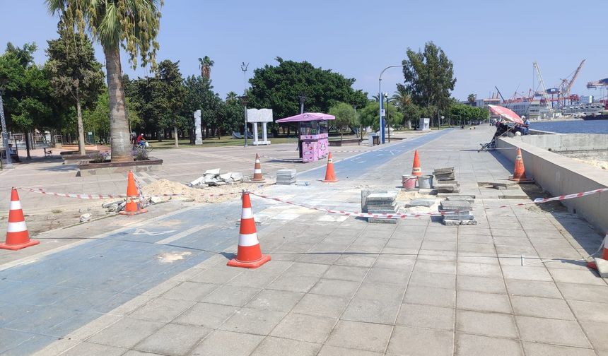 Mersin Büyükşehir Belediyesi, çarşı sahilinde parke onarım çalışmalarına başladı