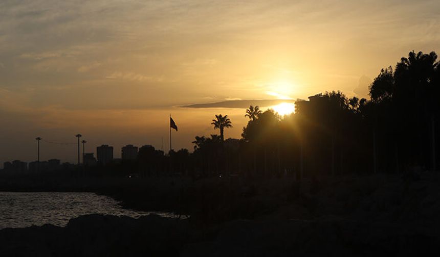 Mersin’de büyüleyici günbatımı: Hem manzarayı izlediler hem de anı ölümsüzleştirdiler