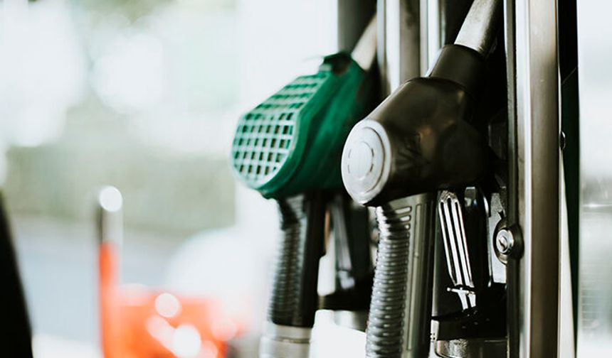 Akaryakıtta ibre yerinde durmuyor: Mersin'de motorine yeni zam pompaya yansıdı