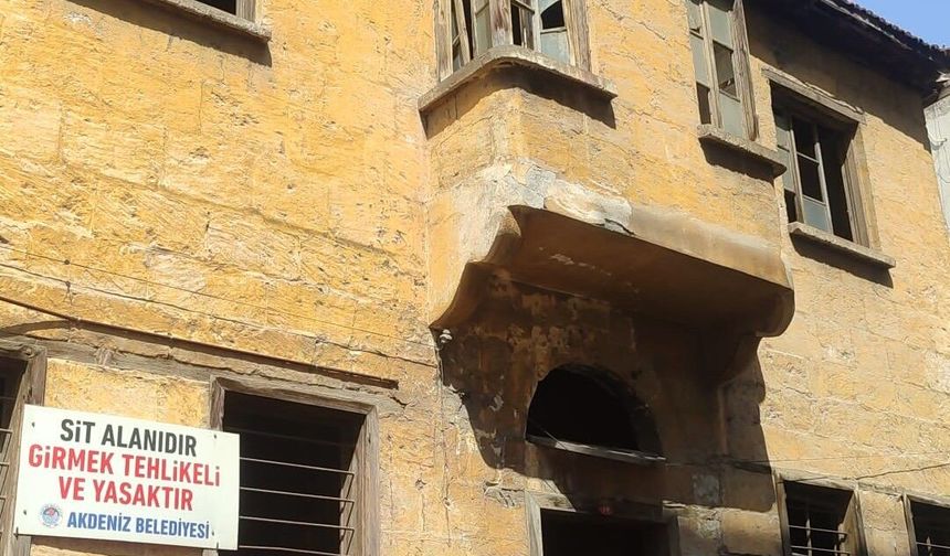 Mersin Akdeniz’de sit alanı ilan edilen tarihi evler tehlike saçıyor