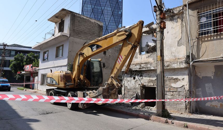 Toroslar, metruk yapılardan temizleniyor