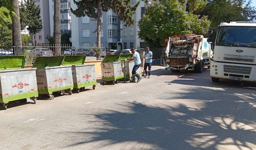 Mersin Yenişehir Belediyesi’nden konteyner temizliği ve ilaçlama çalışması
