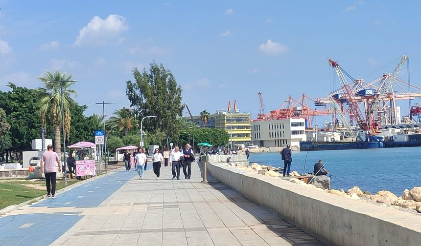 Mersin’de sıcak hava vatandaşları çarşı sahiline çıkardı