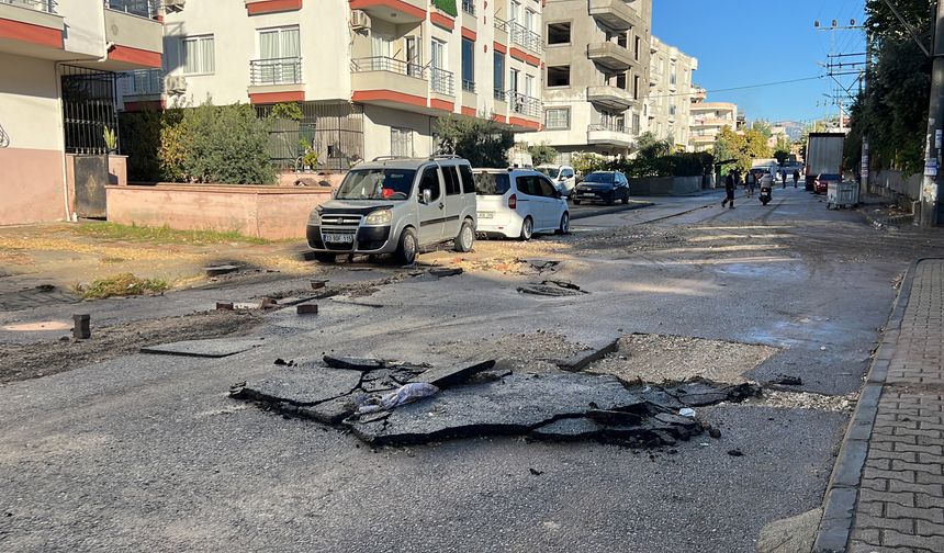 Mersin'de selin izleri gün ağarınca ortaya çıktı: Araçlar sürüklendi, yollar çöktü