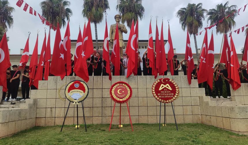 Mersin’de 29 Ekim Cumhuriyet Bayramı çelenk sunma töreni düzenlendi