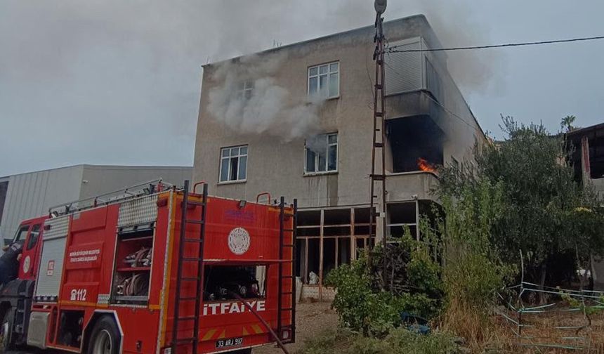 Mersin'de ev yangınında mahsur kalan kadın kurtarıldı