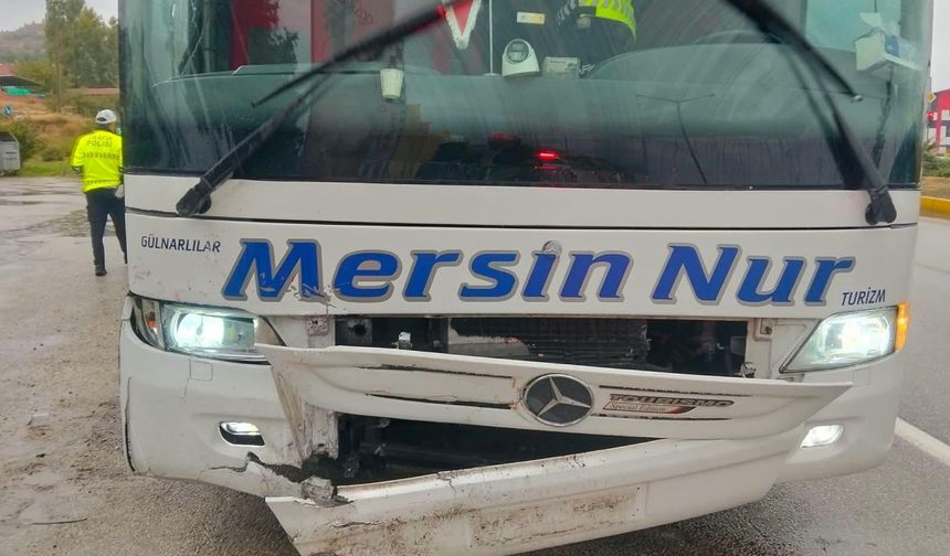 Mersinli otobüs firması Burdur'da otomobil çarpıştı: 2 yaralı