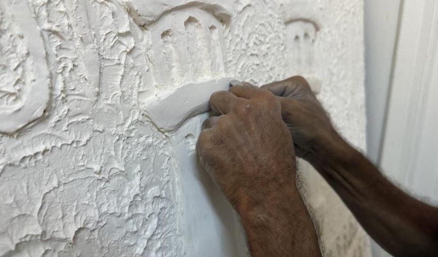 Parmaklarının ucunda alçı sanata dönüşüyor