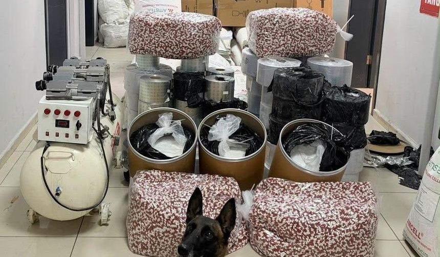 Mersin'de 1 ton 100 kilo katkı ile 100 kilo sentetik ecza maddesi ele geçirildi