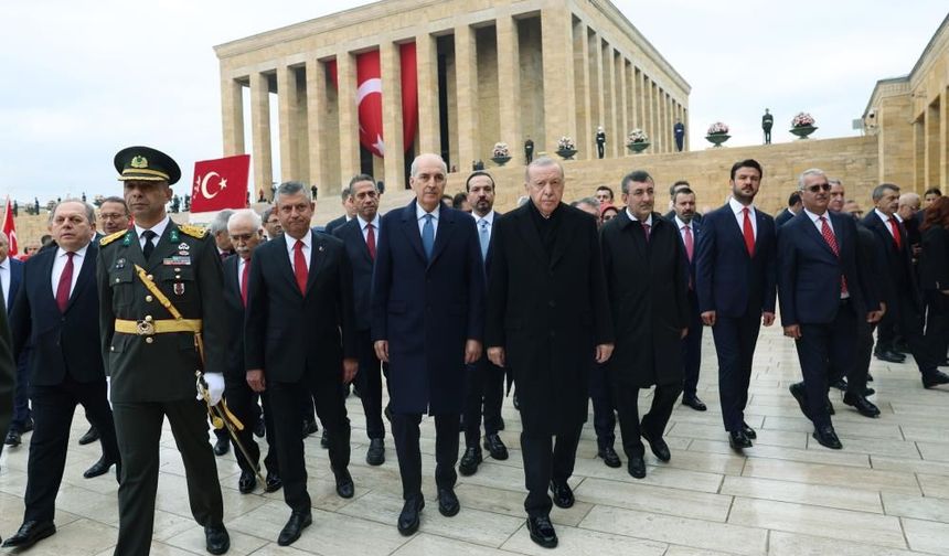 Cumhurbaşkanı Erdoğan başkanlığındaki devlet erkanı Anıtkabir'i ziyaret etti
