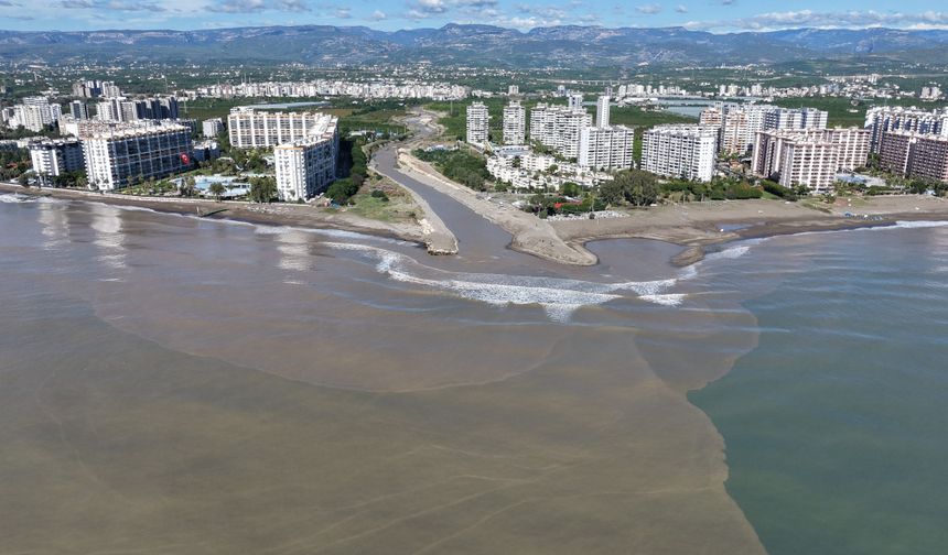Derelerden akan sular Akdeniz'i kahverengiye çevirdi