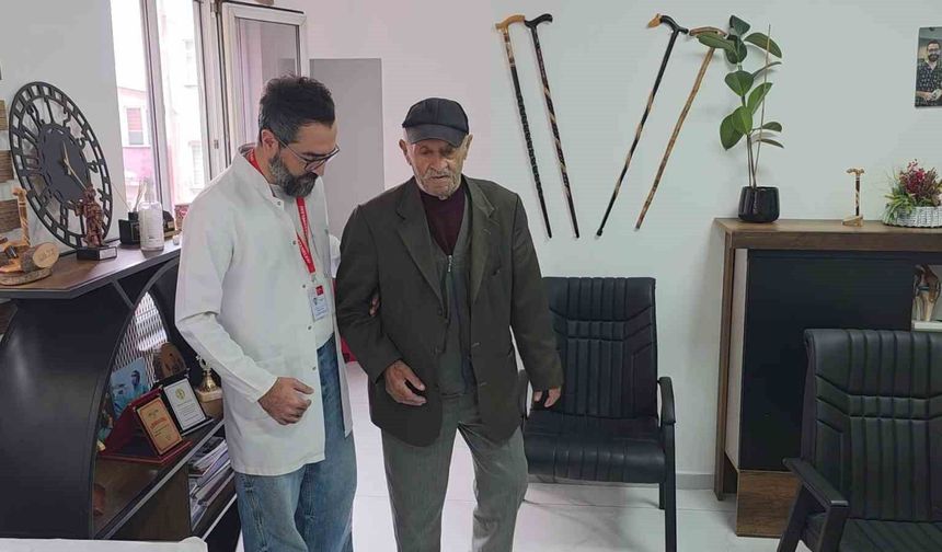 72 yaşındaki emekli madenci, yapay deri işlevi gören materyalle ayağa kalktı