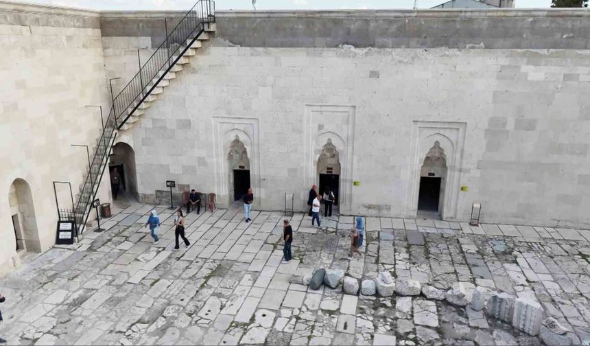 800 yıllık kervansaray yerli ve yabancı turistlerin ilgi odağı