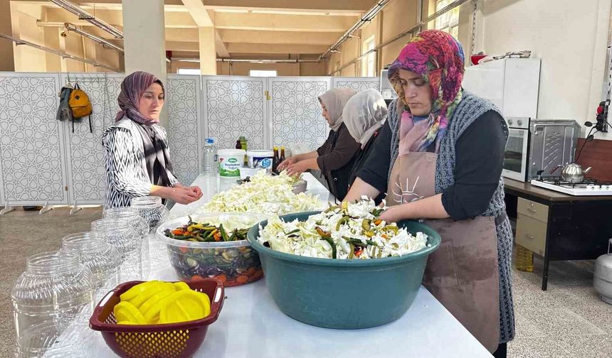 Ağrı'da ata tohumuyla yetişen lahanalar turşuya dönüşüyor