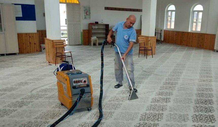 Akdeniz'de ibadethanelerin temizliği düzenli olarak yapılıyor
