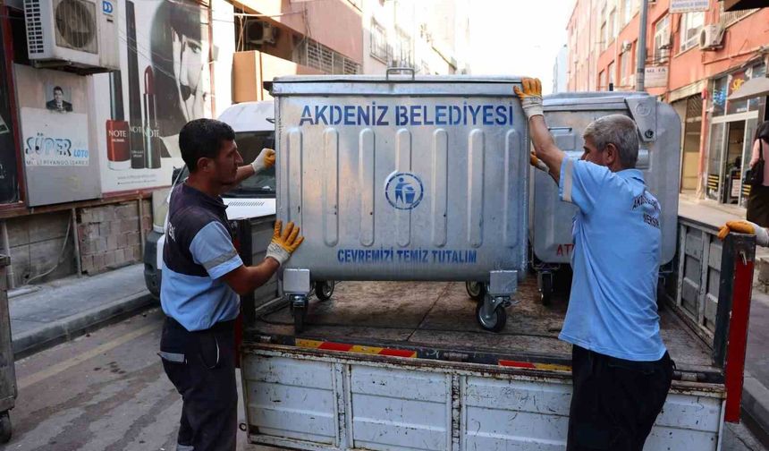 Akdeniz'de yıpranan çöp konteynerleri yenileniyor