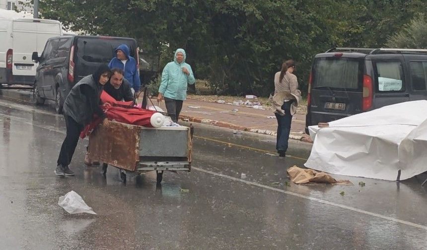 Antalya'da şiddetli rüzgar semt pazarını vurdu
