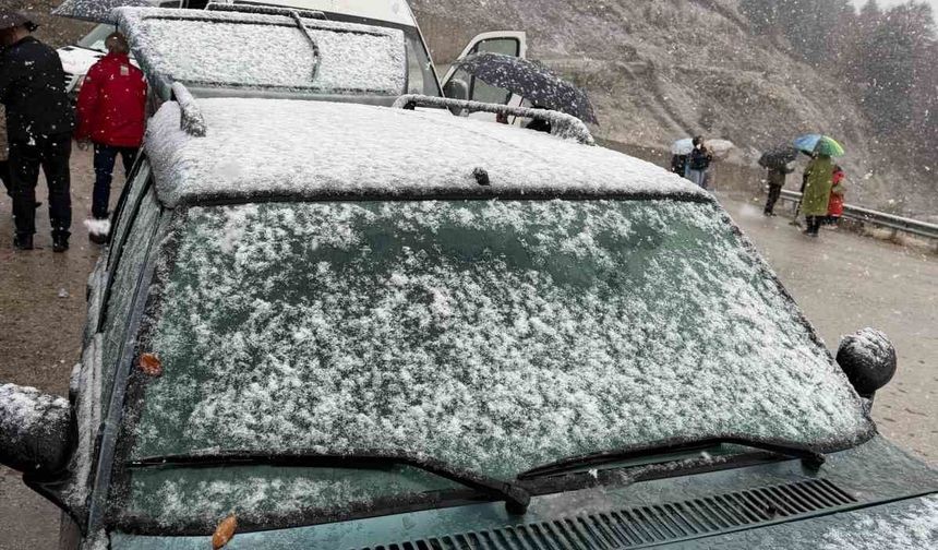 Bolu'da mevsimin ilk karı Yedigöller yoluna düştü: Zirve beyaza büründü