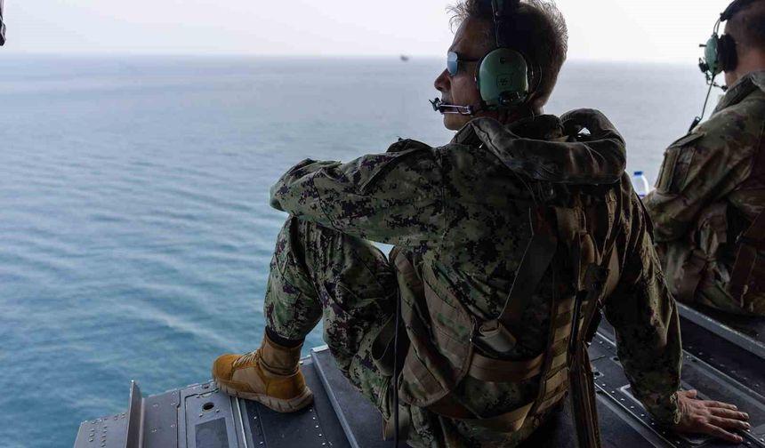 CENTCOM Komutanı Cooper, Hürmüz Boğazı üzerinden helikopterle uçuş gerçekleştirdi