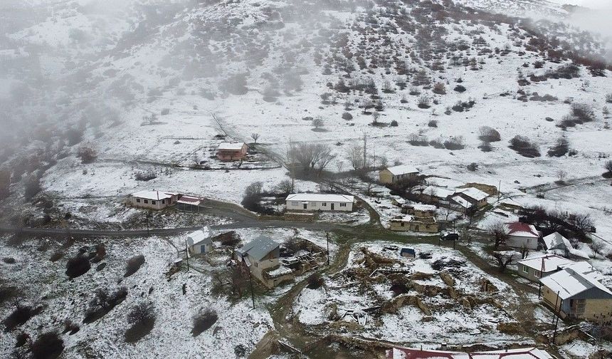 Erzincan'da hava soğudu, zirvelere kar yağdı