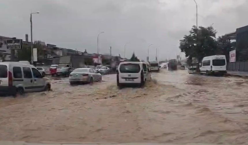 Gaziantep'te sağanak yağış sonrası yollar göle döndü