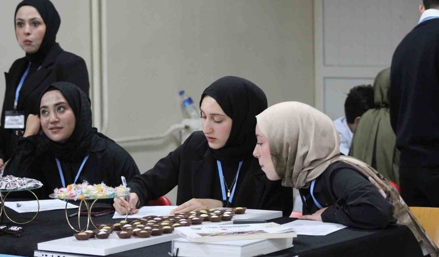 Kafkas Üniversitesi'nde gastronomi heyecanı: Öğrenciler standa akın etti