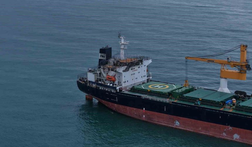 Kaptanı dron saldırısında hayatını kaybeden ARINA A adlı gemi Trabzon açıklarında