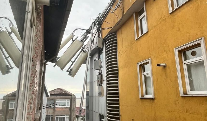 Karadeniz Ereğli'de fırtına baz istasyonunu devirdi