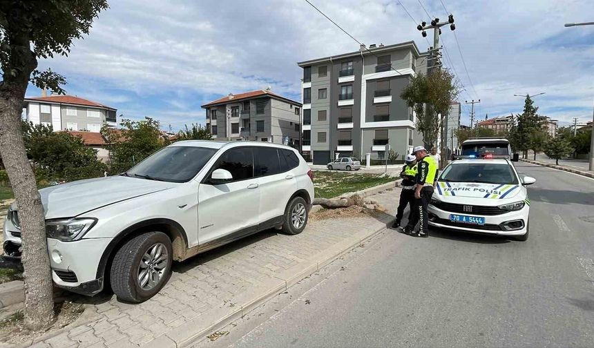 Karaman'da kontrolden çıkan cip kaldırımdaki ağacı devirdi