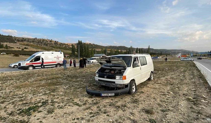 Karaman'da otomobille çarpışan minibüs refüje savruldu: 1 yaralı