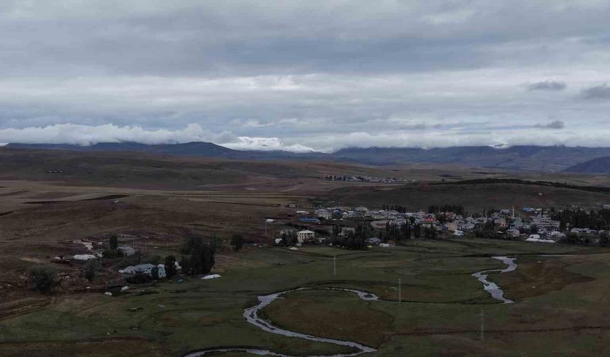 Kars'ta dağların zirvesi beyaza büründü