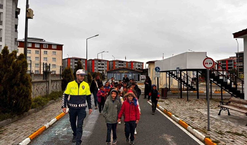 Kars'ta miniklere trafik dersi: Öğrenciler kuralları uygulamalı öğrendi