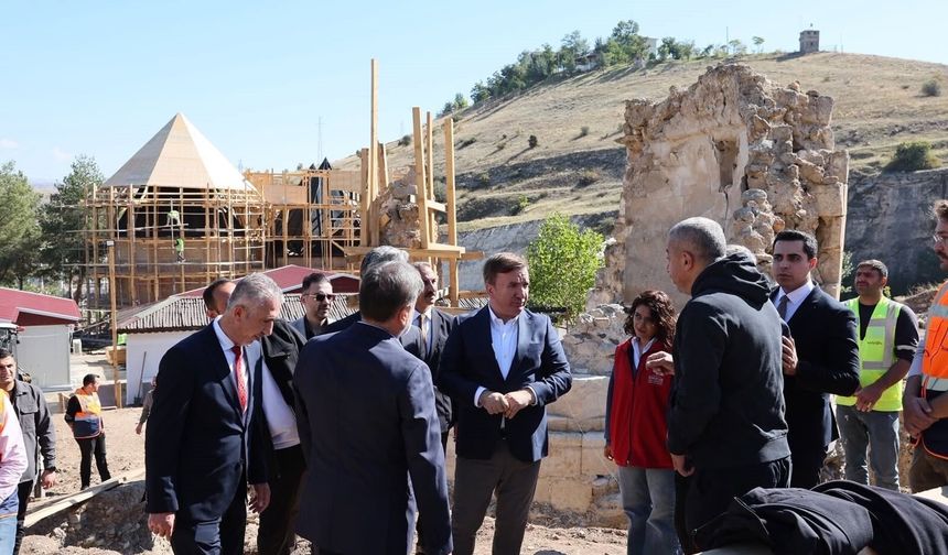 Kemah Sultan Melik Türbesi'ndeki restorasyon çalışmaları incelendi