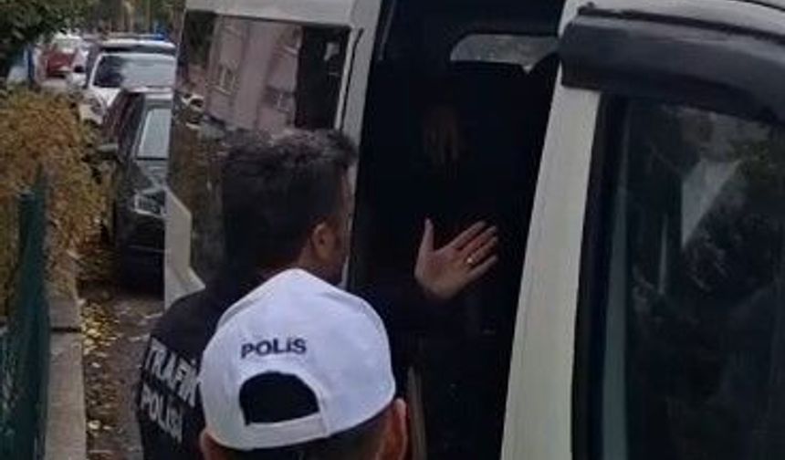 Kütahya'da dur ihtarına uymayan servis şoförü öğrencileri araçta bırakıp kaçtı