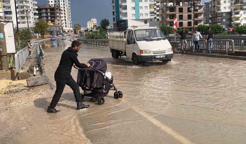 Mersin Erdemli'de sağanak yağış etkili oldu, su birikintileri oluştu