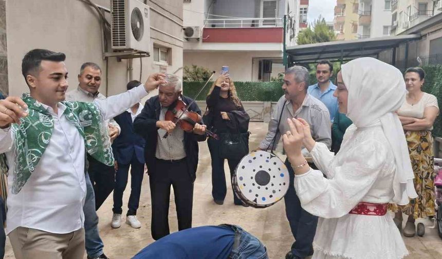 Mersin'de ilginç gelin alma: Damat, vinç sepetiyle 4. kata çıkarak gelini aldı