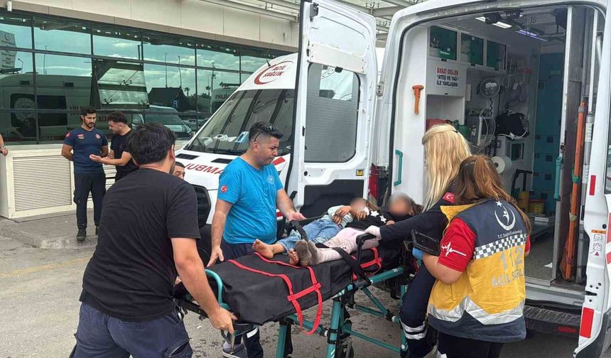 Mersin'de otoyolda minibüs ve 2 tırın karıştığı kazada 11 kişi yaralandı